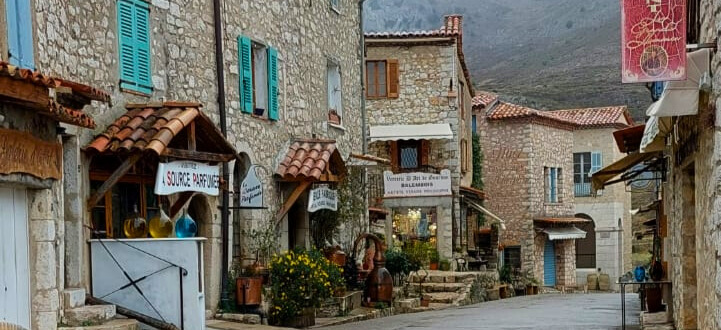 Steingebäude und enge Gassen im Bergdorf Gourdon an der Côte d’Azur