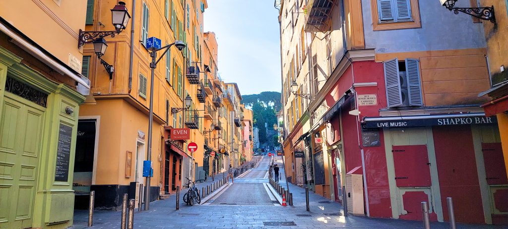 Bunte Gassen der Altstadt von Nizza, Vieux Nice, mit historischen Gebäuden, Cafés und mediterranem Flair
