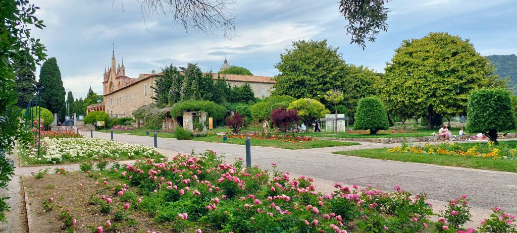 Monastère de Cimiez in Nizza, historisches Kloster mit Garten und blühenden Rosen im Vordergrund