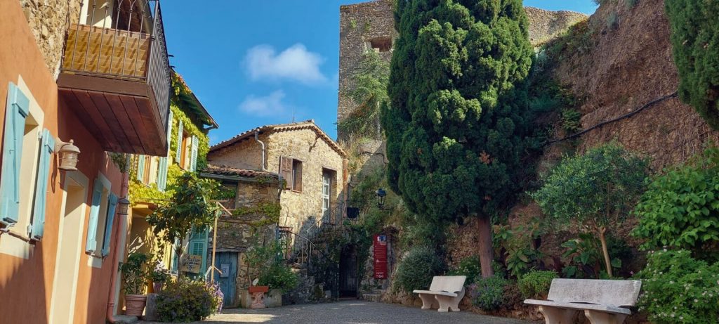Mittelalterliches Bergdorf Roquebrune-Cap-Martin mit historischen Steinhäusern an der Côte d’Azur