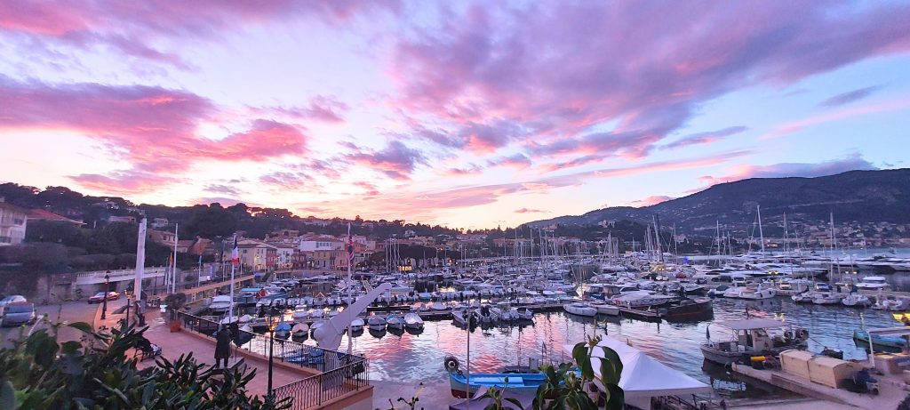Hafen von Saint-Jean-Cap-Ferrat bei Sonnenuntergang mit Segelbooten, Yachten und malerischem Himmel in Pastellfarben