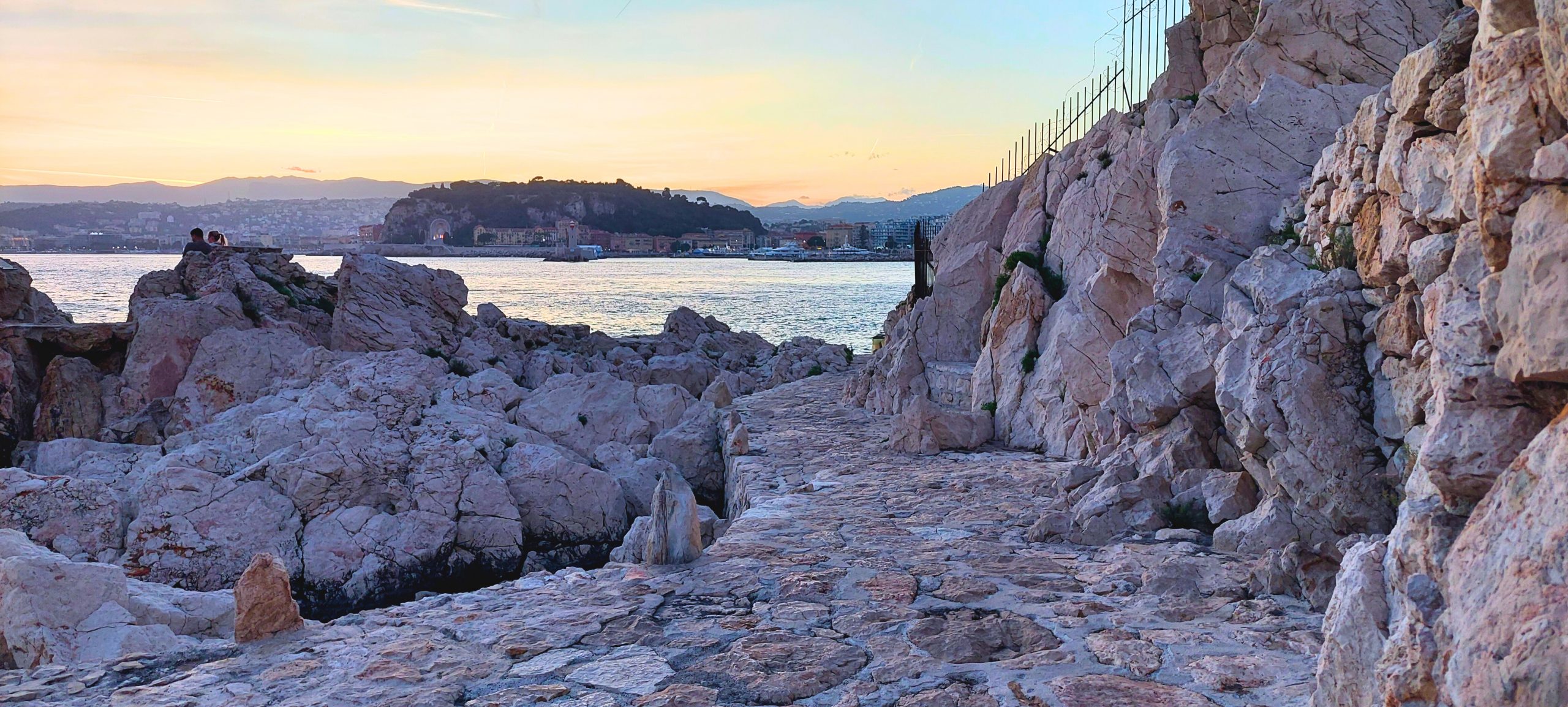 Sentier du Littoral am Cap de Nice mit felsigem Küstenpfad und Blick aufs Meer bei Sonnenuntergang