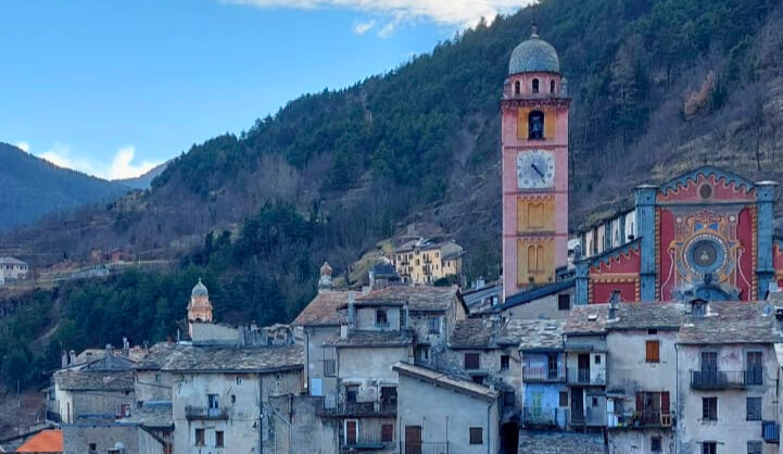 Historisches Bergdorf Tende mit buntem Kirchturm in den französischen Seealpen an der Côte d’Azur