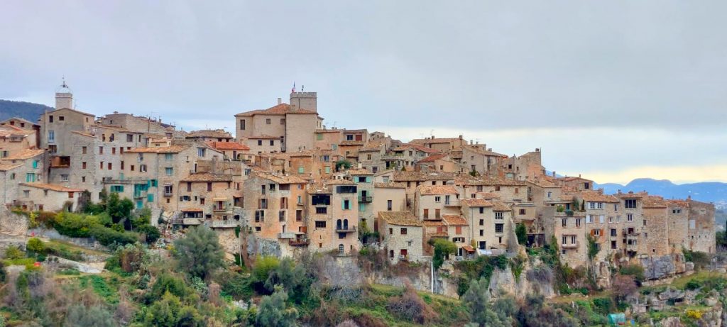 Historisches Bergdorf Tourrettes-sur-Loup mit Steinhäusern an der Côte d’Azur