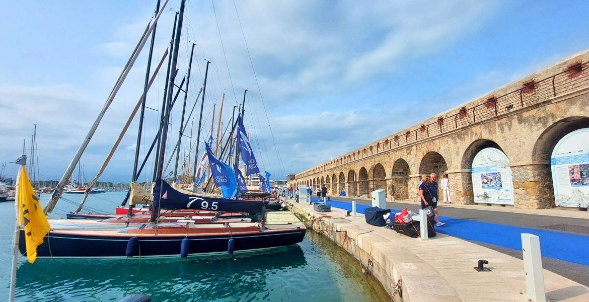 Hafen von Antibes mit Segelbooten und Steinarkaden an der Promenade – maritime Aktivitäten an der Côte d’Azur.