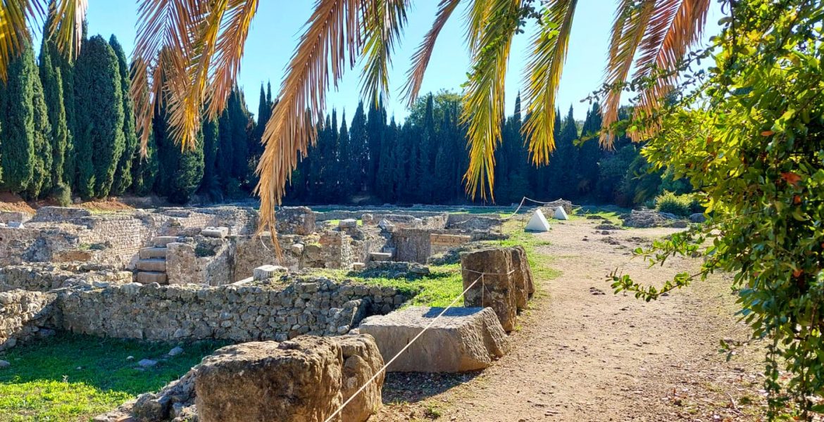 Blick auf die römischen Ruinen von Cemenelum in Nizza mit Palmen und Zypressen im Hintergrund