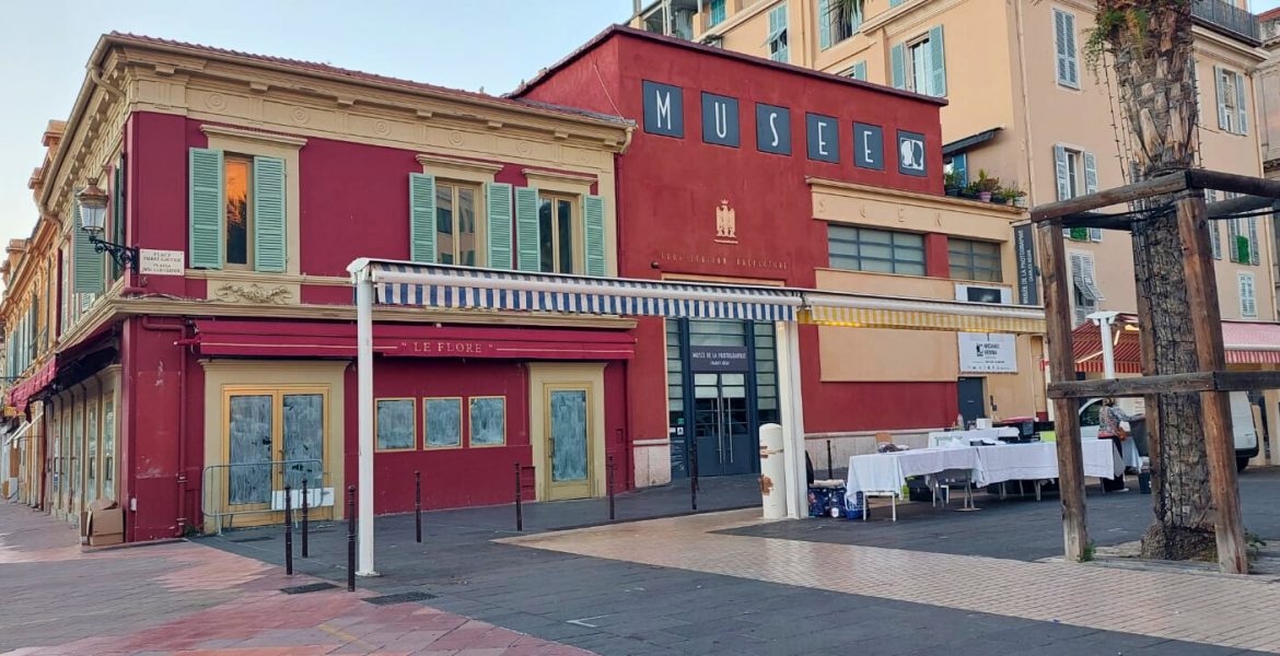 Fassade des Musée de la Photographie Charles Nègre am Cours Saleya in Nizza mit roten Wänden und hellblauen Fensterläden